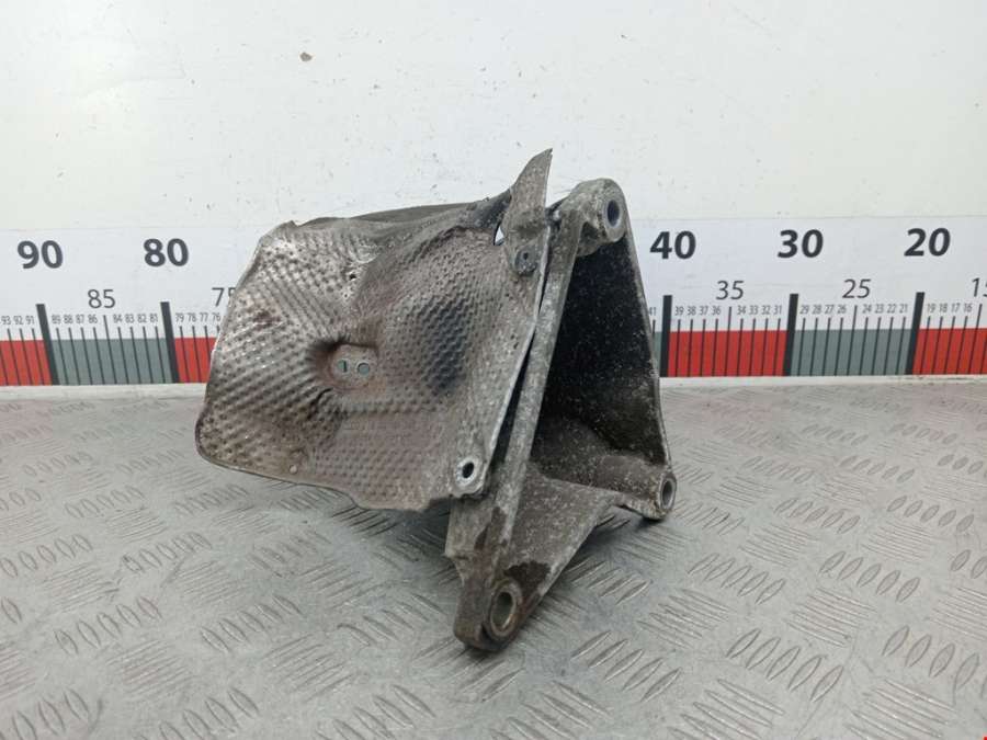 8D0199308AB Кронштейн (крепление лапа) двигателя Volkswagen Passat 5 GP (2000-2005) Универсал 2002г. | Фото № 1 8D0199308AB Кронштейн (крепление лапа) двигателя Volkswagen Passat 5 GP (2000-2005) Универсал 2002г. - Фото 1