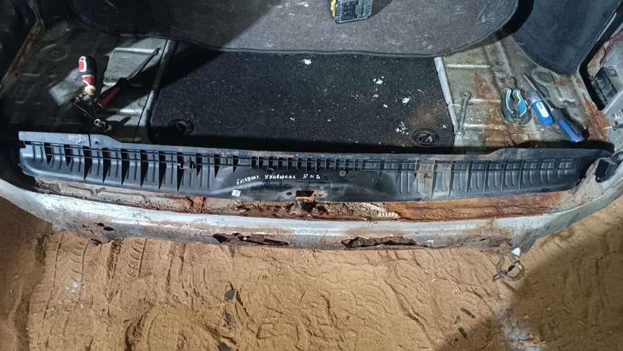 Обшивка багажника Ford Mondeo 2 1998г. | Фото № 2 Обшивка багажника Ford Mondeo 2 1998г. - Фото 2