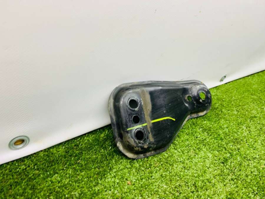 6R0199517  Кронштейн подрамника левый   Skoda Fabia III 2019г. | Фото № 3  6R0199517  Кронштейн подрамника левый   Skoda Fabia III 2019г. - Фото 3