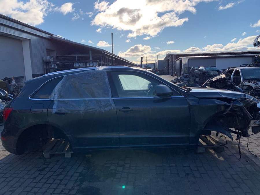 8R0857058B Накладка декоративная на торпедо  Audi Q5 2010г. | Фото № 9  8R0857058B Накладка декоративная на торпедо  Audi Q5 2010г. - Фото 9
