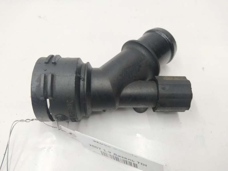 1J0121619A Фланец (тройник) системы охлаждения Skoda Octavia A4 (1996-2010) Хэтчбэк 2007г. | Фото № 1 1J0121619A Фланец (тройник) системы охлаждения Skoda Octavia A4 (1996-2010) Хэтчбэк 2007г. - Фото 1