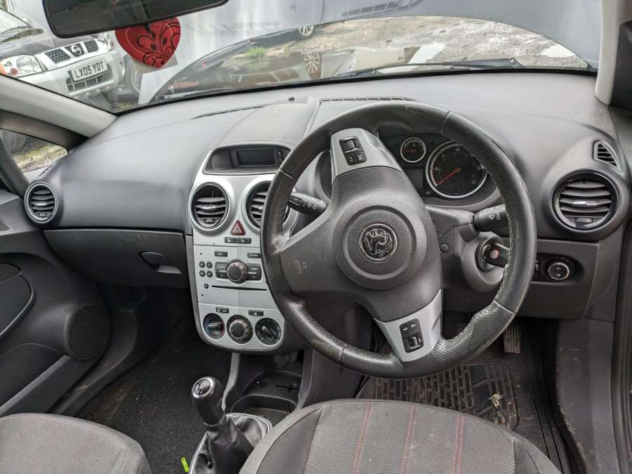 Ограничитель открывания двери передней  Opel Corsa D (2006-2014) Хетчбэк 5дв. 2010г. | Фото № 10   Ограничитель открывания двери передней  Opel Corsa D (2006-2014) Хетчбэк 5дв. 2010г. - Фото 10