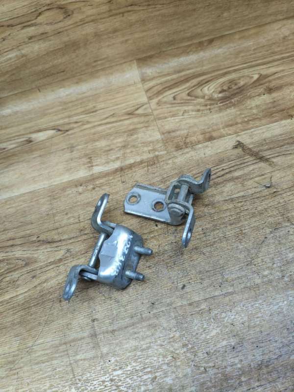 Петля двери задней правой Toyota Avensis Verso минивэн 2003г. | Фото № 1 Петля двери задней правой Toyota Avensis Verso минивэн 2003г. - Фото 1