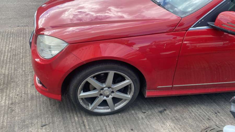 Крыло переднее правое MERCEDES BENZ C-CLASS W204 2007г. | Фото № 1 Крыло переднее правое MERCEDES BENZ C-CLASS W204 2007г. - Фото 1