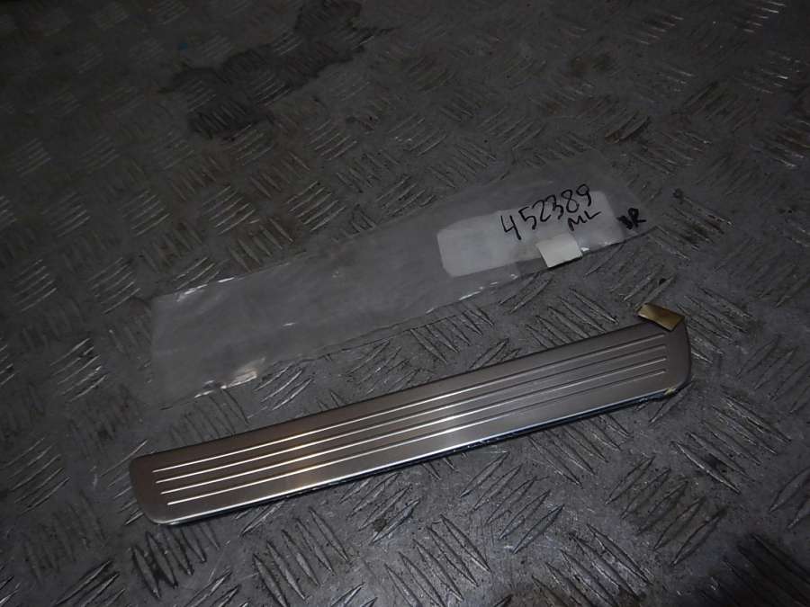 A1666860436 Накладка порога задняя правая (внутренняя)  Mercedes-Benz Mercedes M-Klasse (Ml) (W163/W164/W166) 0000г. | Фото № 1  A1666860436 Накладка порога задняя правая (внутренняя)  Mercedes-Benz Mercedes M-Klasse (Ml) (W163/W164/W166) 0000г. - Фото 1