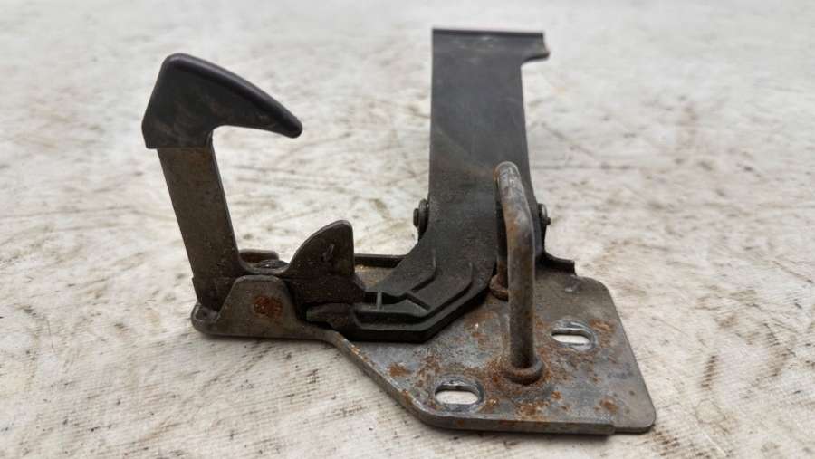 7E0823480E Крюк капота Volkswagen Caravelle T6 2018г. | Фото № 2 7E0823480E Крюк капота Volkswagen Caravelle T6 2018г. - Фото 2