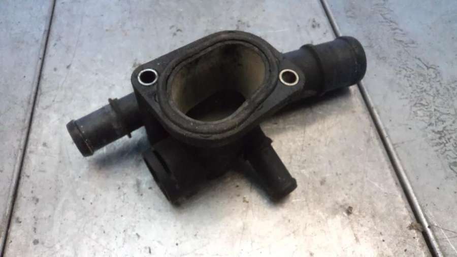 038121132D Фланец (тройник) системы охлаждения Volkswagen Caddy 2 поколение 2004г. | Фото № 5 038121132D Фланец (тройник) системы охлаждения Volkswagen Caddy 2 поколение 2004г. - Фото 5