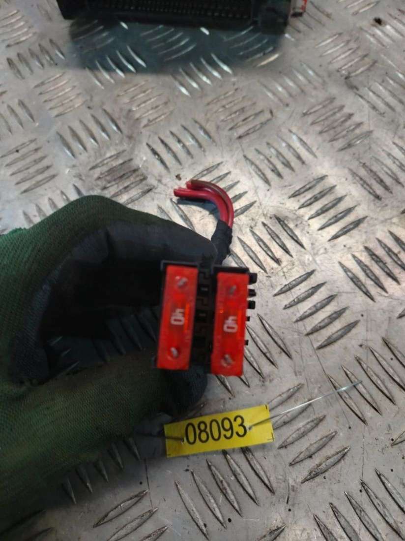 Предохранитель высоковольтный BMW 5 E39 1998г. | Фото № 2 Предохранитель высоковольтный BMW 5 E39 1998г. - Фото 2