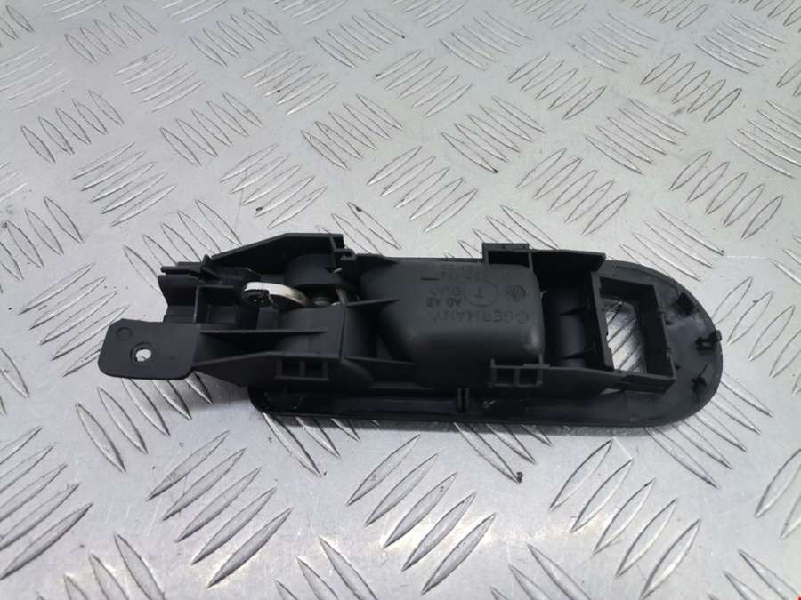 3B1837114 Ручка двери внутренняя передняя правая Volkswagen Passat 5 GP (2000-2005) Универсал 2003г. | Фото № 2 3B1837114 Ручка двери внутренняя передняя правая Volkswagen Passat 5 GP (2000-2005) Универсал 2003г. - Фото 2