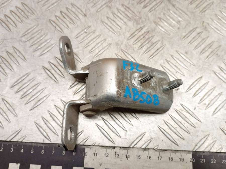 Петля двери задней правой Toyota RAV4 2 (XA20) 2005г. | Фото № 1 Петля двери задней правой Toyota RAV4 2 (XA20) 2005г. - Фото 1