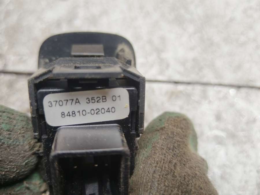 Кнопка стеклоподъемника заднего правого Toyota Corolla Хэтчбэк 5 дв. 2002г. | Фото № 1 Кнопка стеклоподъемника заднего правого Toyota Corolla Хэтчбэк 5 дв. 2002г. - Фото 1