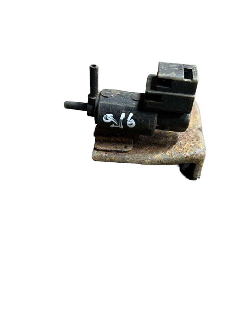 Электромагнитный клапан  Mazda 626 GE 1993г. | Фото № 1   Электромагнитный клапан  Mazda 626 GE 1993г. - Фото 1