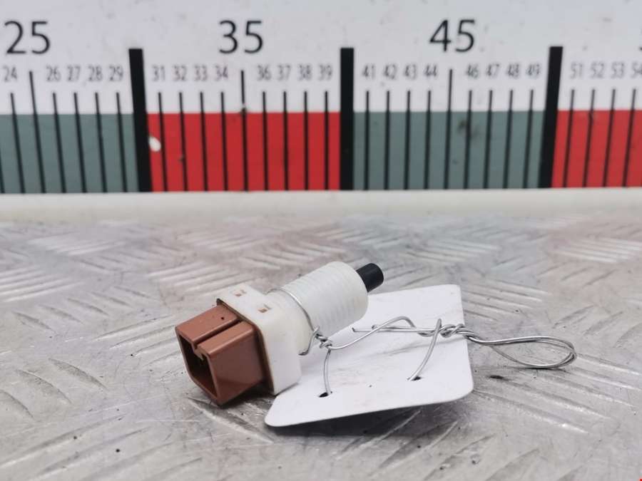 Датчик положения педали сцепления (Выключатель сцепления) Peugeot 807 (2002-2010) Минивэн 2009г. | Фото № 2 Датчик положения педали сцепления (Выключатель сцепления) Peugeot 807 (2002-2010) Минивэн 2009г. - Фото 2