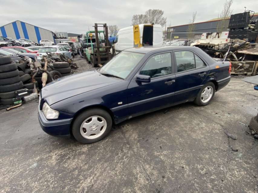 Накладка декоративная (молдинг) стекла двери передней левой Mercedes C-Class (W202) (1993-2001) Седан 1994г. | Фото № 7 Накладка декоративная (молдинг) стекла двери передней левой Mercedes C-Class (W202) (1993-2001) Седан 1994г. - Фото 7