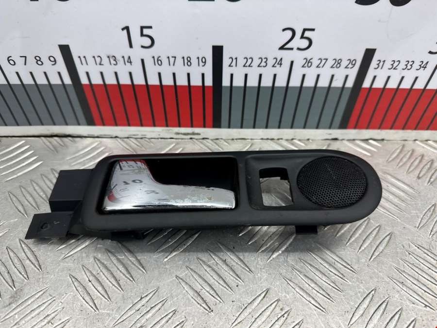 Ручка двери внутренняя задняя левая Volkswagen Passat 5 (1996-2000) Седан 1998г. | Фото № 1 Ручка двери внутренняя задняя левая Volkswagen Passat 5 (1996-2000) Седан 1998г. - Фото 1