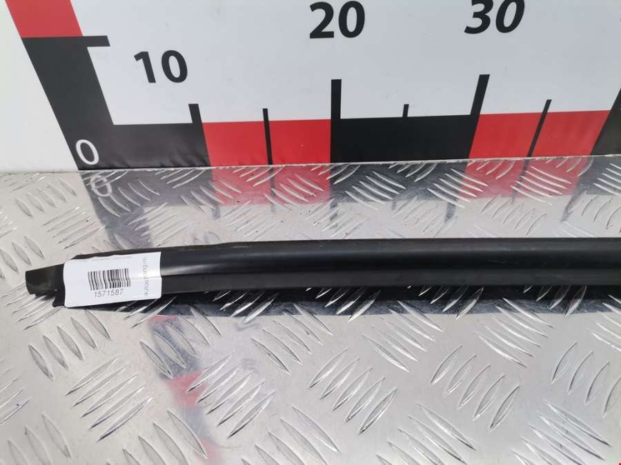 Накладка декоративная (молдинг) стекла двери задней левой Citroen Xsara Picasso (1999-2012) Минивэн 2002г. | Фото № 2 Накладка декоративная (молдинг) стекла двери задней левой Citroen Xsara Picasso (1999-2012) Минивэн 2002г. - Фото 2