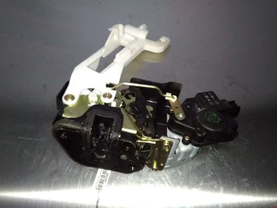 Замок двери задней левой Hyundai Santa Fe 1 (SM) (2000-2006) Внедорожник 5дв. 2004г. | Фото № 2 Замок двери задней левой Hyundai Santa Fe 1 (SM) (2000-2006) Внедорожник 5дв. 2004г. - Фото 2