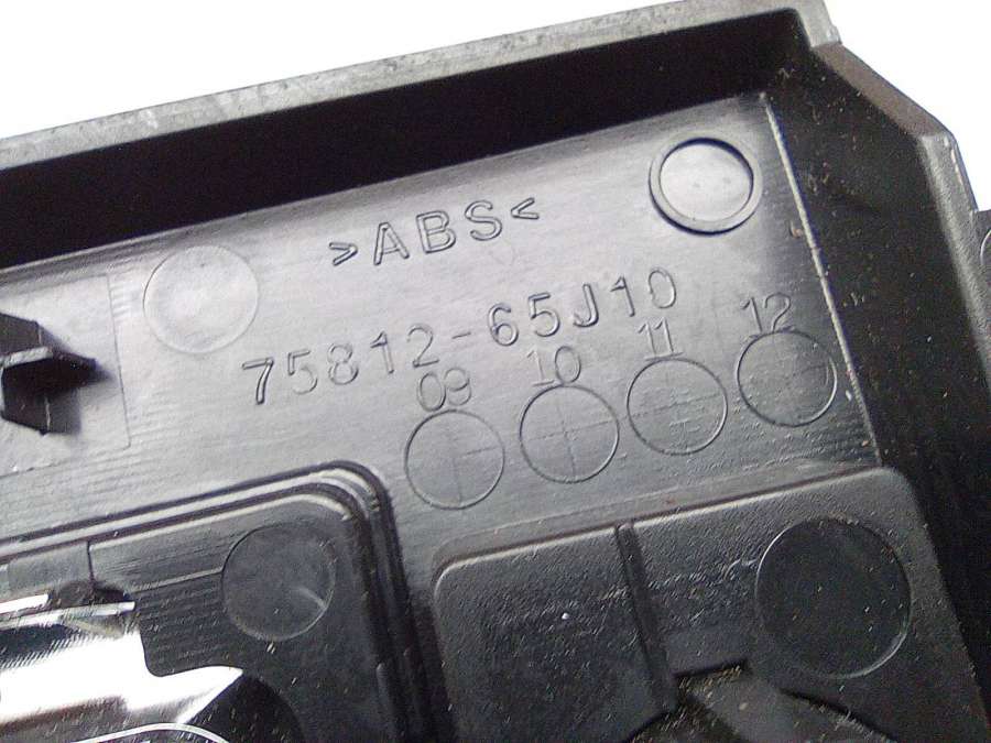7581265J107583065J107581065J10 Рамка (накладка) рычага КПП  Suzuki Grand Vitara 2 внедорожник 2008г. | Фото № 5  7581265J107583065J107581065J10 Рамка (накладка) рычага КПП  Suzuki Grand Vitara 2 внедорожник 2008г. - Фото 5