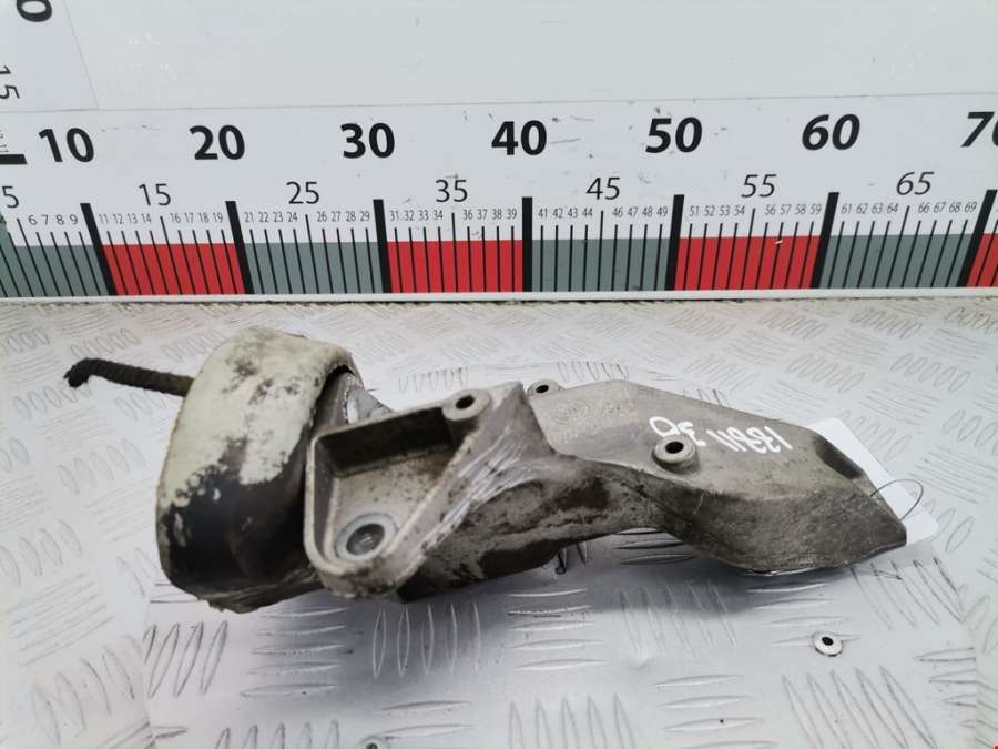 8D0399114AJ Кронштейн (крепление лапа траверса) кпп Volkswagen Passat 5 GP (2000-2005) Универсал 2003г. | Фото № 1 8D0399114AJ Кронштейн (крепление лапа траверса) кпп Volkswagen Passat 5 GP (2000-2005) Универсал 2003г. - Фото 1