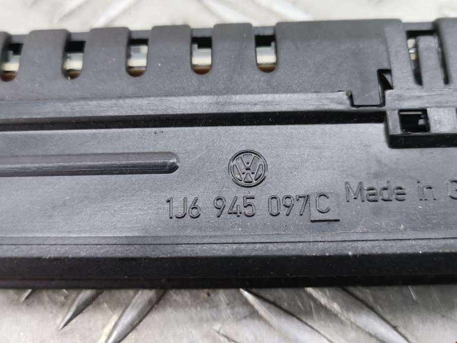 1J6945097C Фонарь дополнительный тормозной (стоп-сигнал) Volkswagen Golf 4 (1997-2004) Хетчбэк 5дв. 2000г. | Фото № 5 1J6945097C Фонарь дополнительный тормозной (стоп-сигнал) Volkswagen Golf 4 (1997-2004) Хетчбэк 5дв. 2000г. - Фото 5