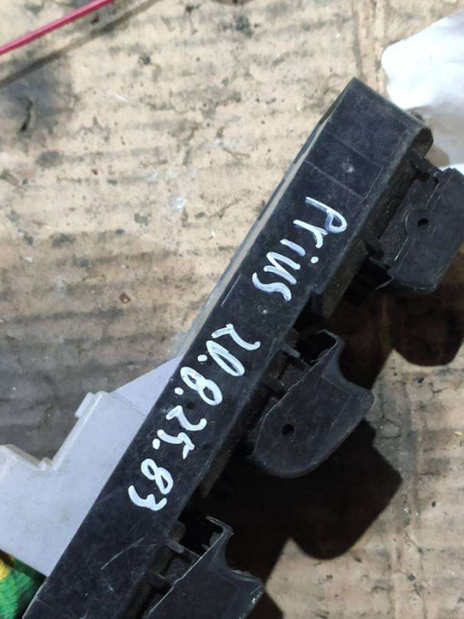 Блок управления стеклоподъемниками Toyota Prius 2 2005г. | Фото № 6 Блок управления стеклоподъемниками Toyota Prius 2 2005г. - Фото 6