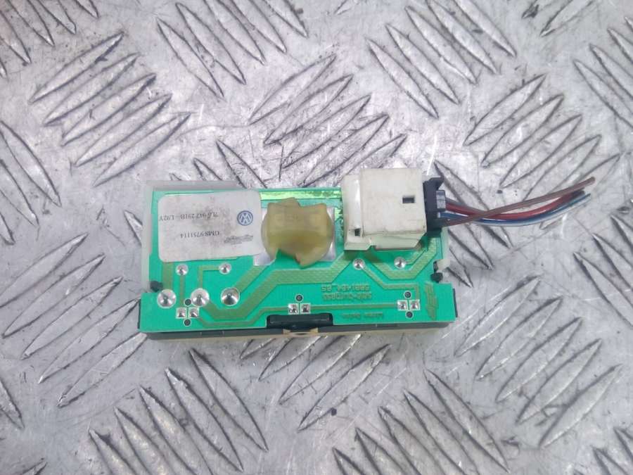 7L6947291B Плафон салонный Volkswagen Touareg 1 (2002-2010) Внедорожник 5дв. 2005г. | Фото № 2 7L6947291B Плафон салонный Volkswagen Touareg 1 (2002-2010) Внедорожник 5дв. 2005г. - Фото 2