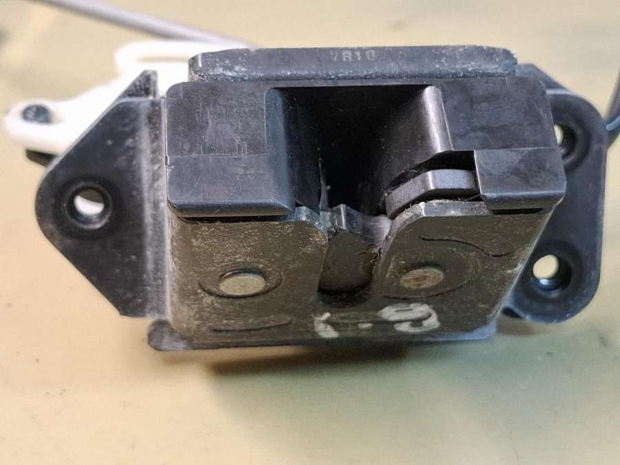 Замок багажника  Mazda CX-7 2008г. | Фото № 3   Замок багажника  Mazda CX-7 2008г. - Фото 3