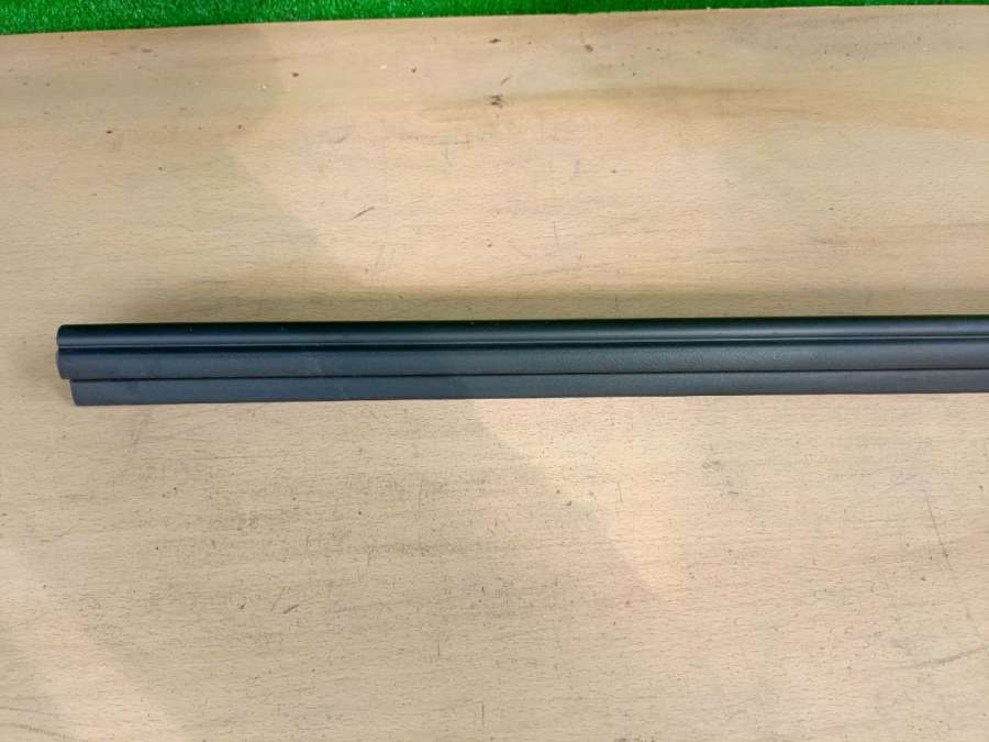 Молдинг стекла двери передней правой внутренний Chrysler Grand Voyager 4 2004г. | Фото № 3 Молдинг стекла двери передней правой внутренний Chrysler Grand Voyager 4 2004г. - Фото 3