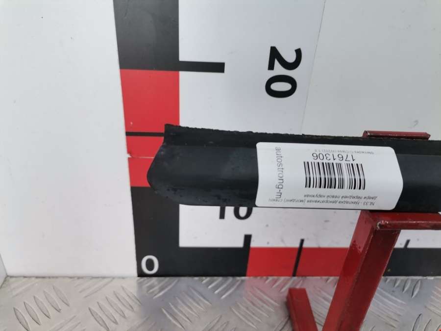 Накладка декоративная (молдинг) стекла двери передней левой Mercedes C-Class (W202) (1993-2001) Седан 1994г. | Фото № 3 Накладка декоративная (молдинг) стекла двери передней левой Mercedes C-Class (W202) (1993-2001) Седан 1994г. - Фото 3