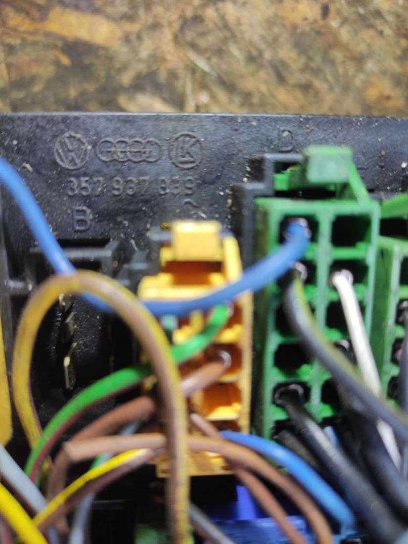 357937039 Блок предохранителей Volkswagen Passat B3 1990г. | Фото № 3 357937039 Блок предохранителей Volkswagen Passat B3 1990г. - Фото 3