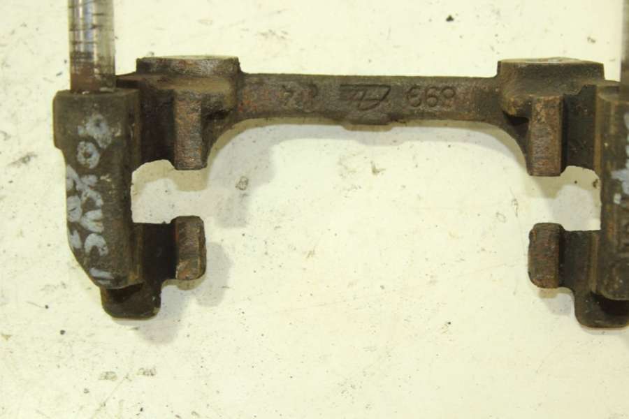 Скоба суппорта заднего Ford Focus 2 restailing 2010г. | Фото № 2 Скоба суппорта заднего Ford Focus 2 restailing 2010г. - Фото 2