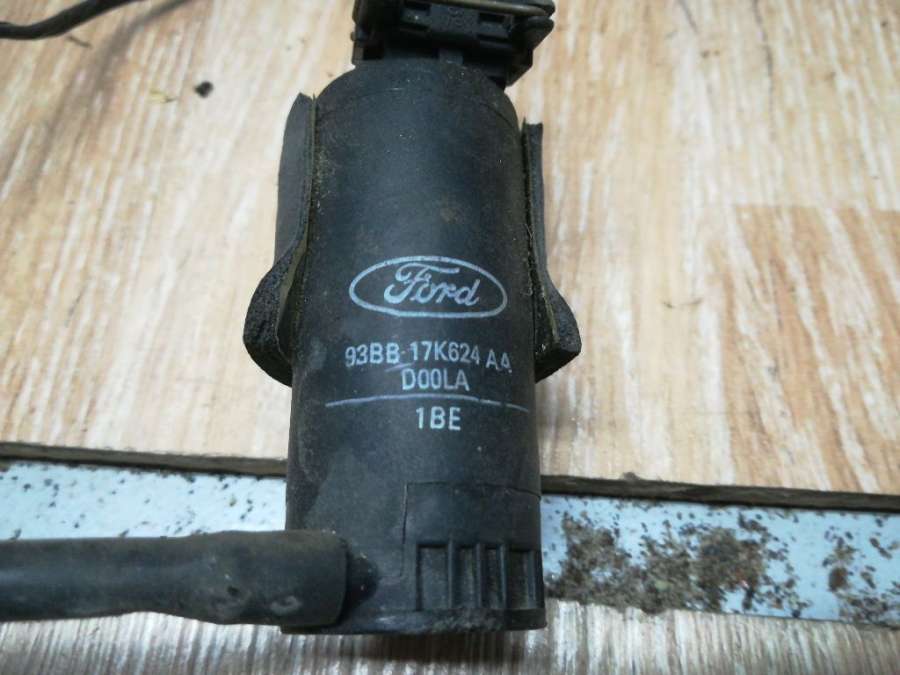 93BB17K624AA Насос (моторчик) омывателя стекла  Ford Focus 1 поколение (1998-2004) 2000г. | Фото № 2  93BB17K624AA Насос (моторчик) омывателя стекла  Ford Focus 1 поколение (1998-2004) 2000г. - Фото 2
