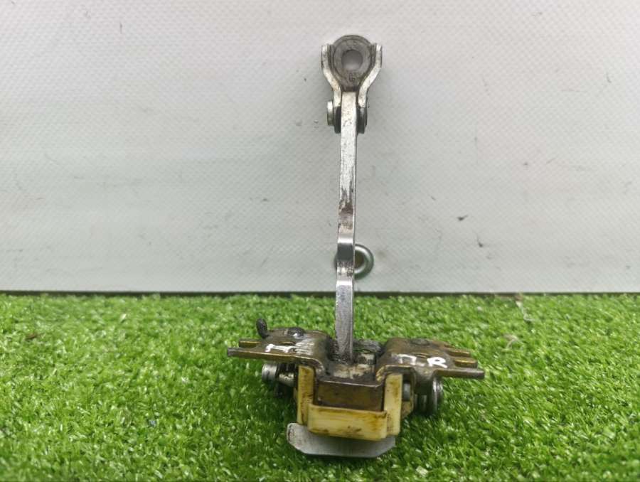 Ограничитель открывания двери передней Renault Laguna 2 2002г. | Фото № 1 Ограничитель открывания двери передней Renault Laguna 2 2002г. - Фото 1