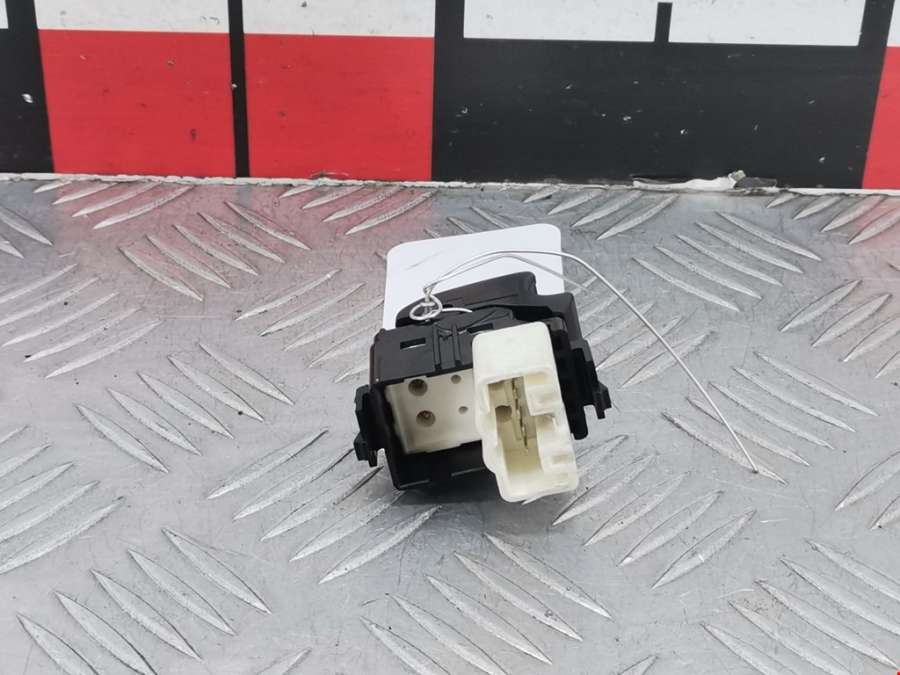 Кнопка стеклоподъемника Toyota Prius 2 (XW20) (2003-2009) Хетчбэк 5дв. 2008г. | Фото № 2 Кнопка стеклоподъемника Toyota Prius 2 (XW20) (2003-2009) Хетчбэк 5дв. 2008г. - Фото 2