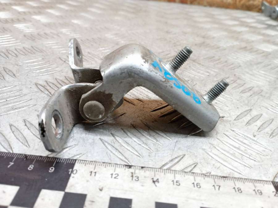 Петля двери задней правой Toyota RAV4 2 (XA20) 2005г. | Фото № 2 Петля двери задней правой Toyota RAV4 2 (XA20) 2005г. - Фото 2