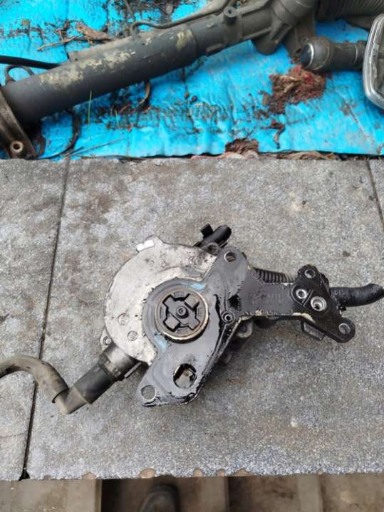 038145209 Насос вакуумный  Audi A3 8P (2003-2005) 2003г. | Фото № 1  038145209 Насос вакуумный  Audi A3 8P (2003-2005) 2003г. - Фото 1