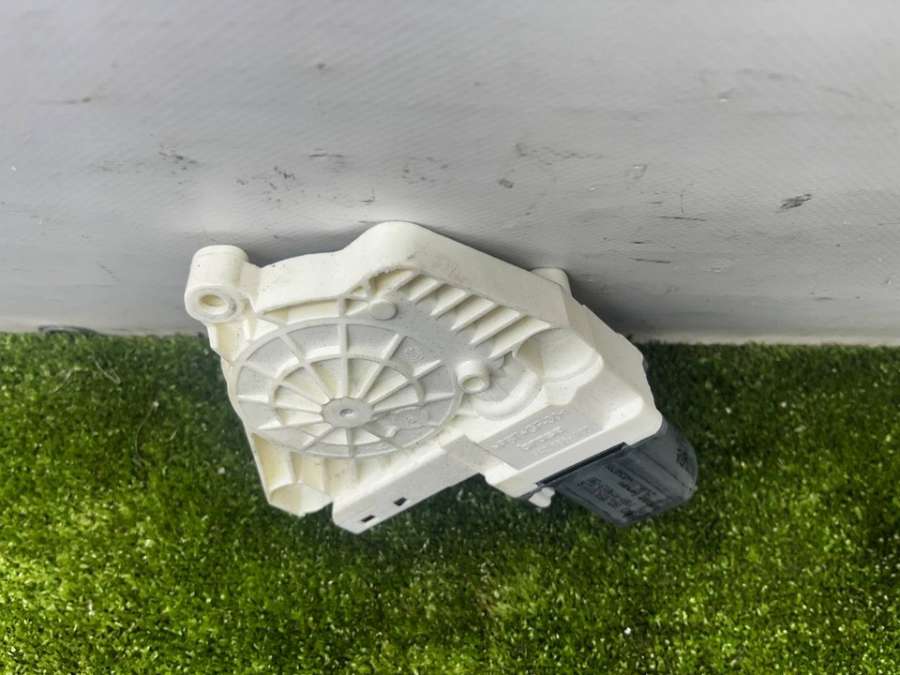 8K0959812A Моторчик стеклоподъемника задний правый Audi A4 B8 2011г. | Фото № 2 8K0959812A Моторчик стеклоподъемника задний правый Audi A4 B8 2011г. - Фото 2