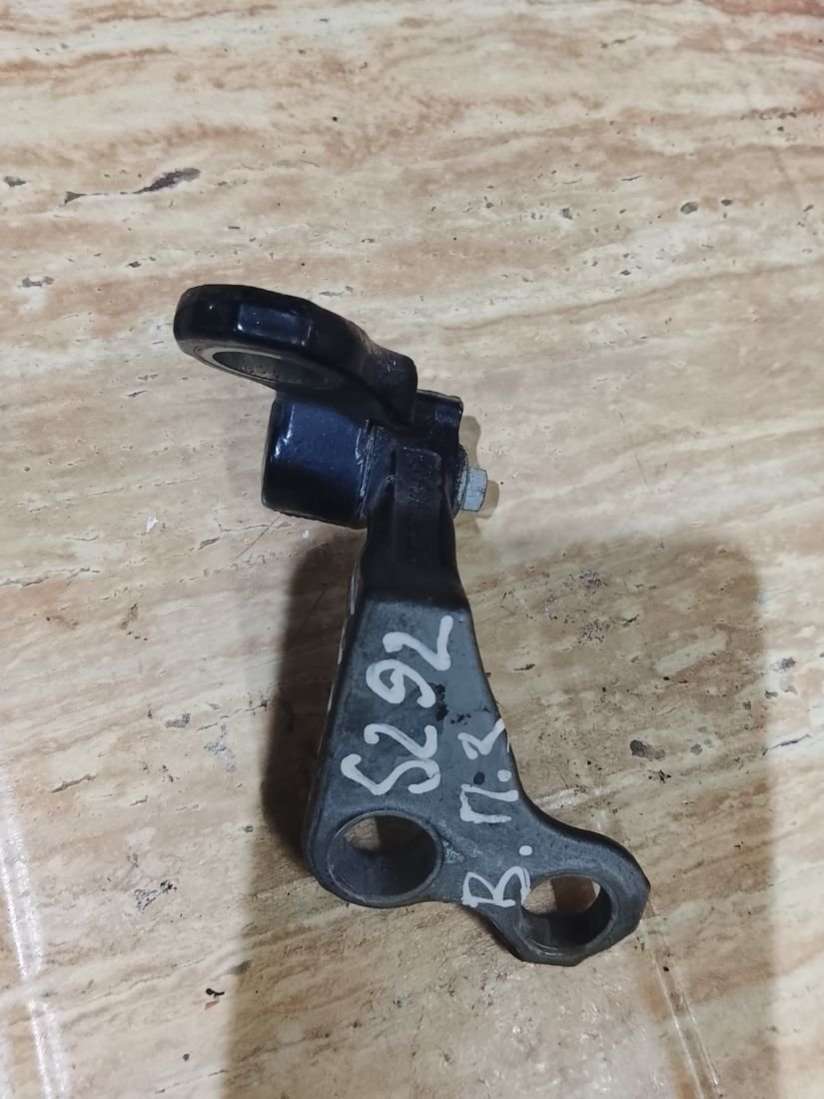 Петля двери задней правой Ford C-max 1 2004г. | Фото № 2 Петля двери задней правой Ford C-max 1 2004г. - Фото 2