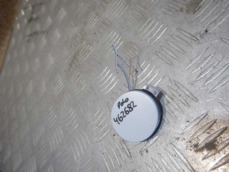 6N5807241GRU Заглушка буксировочного крюка  Volkswagen Polo 0000г. | Фото № 1  6N5807241GRU Заглушка буксировочного крюка  Volkswagen Polo 0000г. - Фото 1