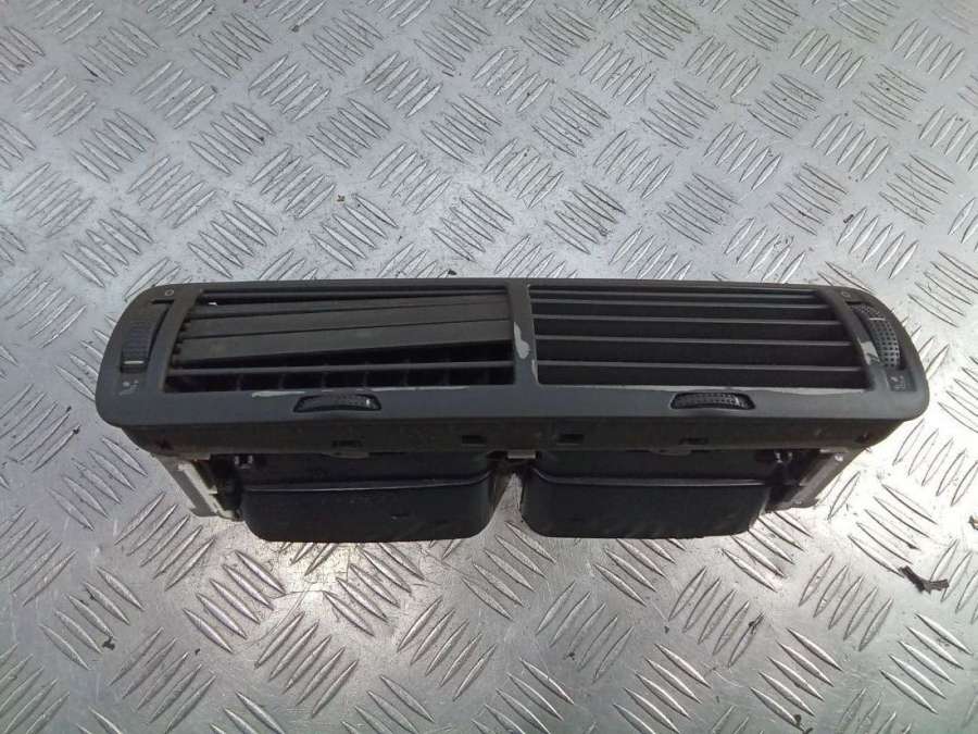 3B0819728D Дефлектор обдува салона  Volkswagen Passat B5 2003г. | Фото № 1  3B0819728D Дефлектор обдува салона  Volkswagen Passat B5 2003г. - Фото 1