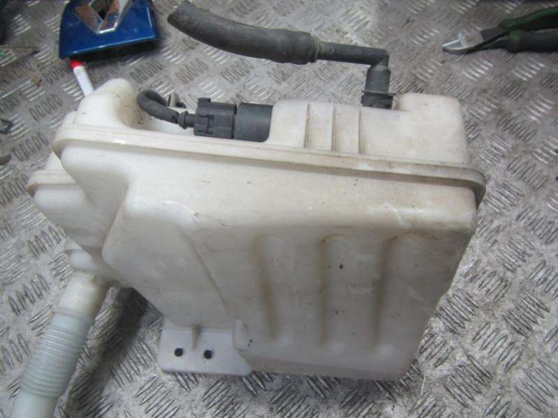 1k0955453q Бачок омывателя  Volkswagen Golf 2005г. | Фото № 4  1k0955453q Бачок омывателя  Volkswagen Golf 2005г. - Фото 4