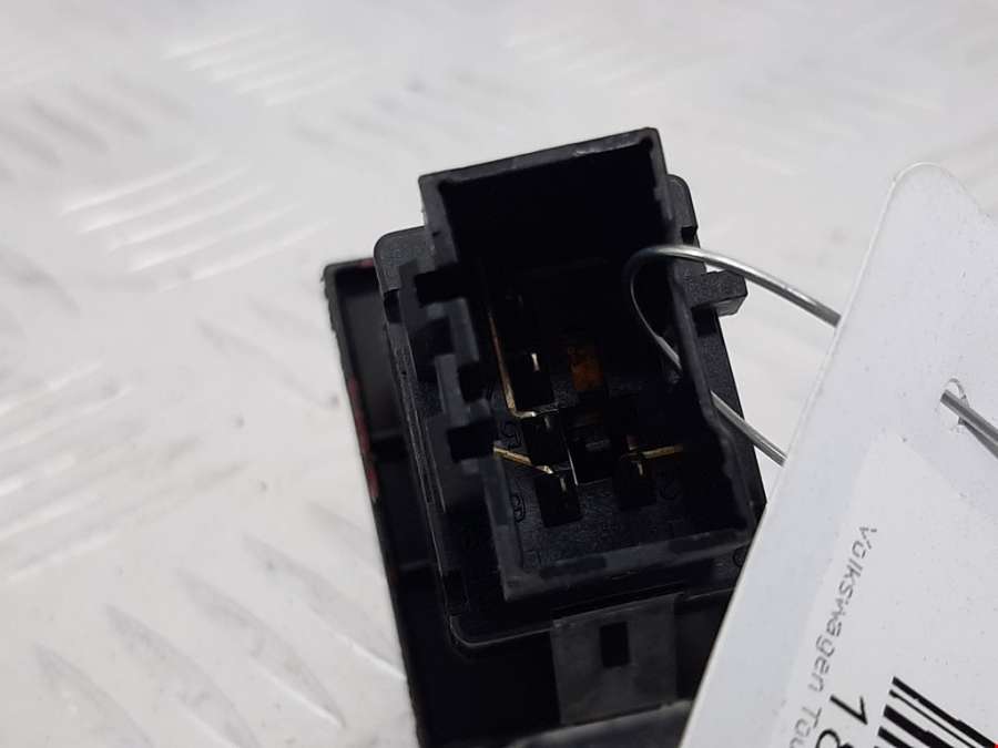 7L6953235A Кнопка аварийной сигнализации Volkswagen Touareg 1 (2002-2010) Внедорожник 5дв. 2005г. | Фото № 2 7L6953235A Кнопка аварийной сигнализации Volkswagen Touareg 1 (2002-2010) Внедорожник 5дв. 2005г. - Фото 2