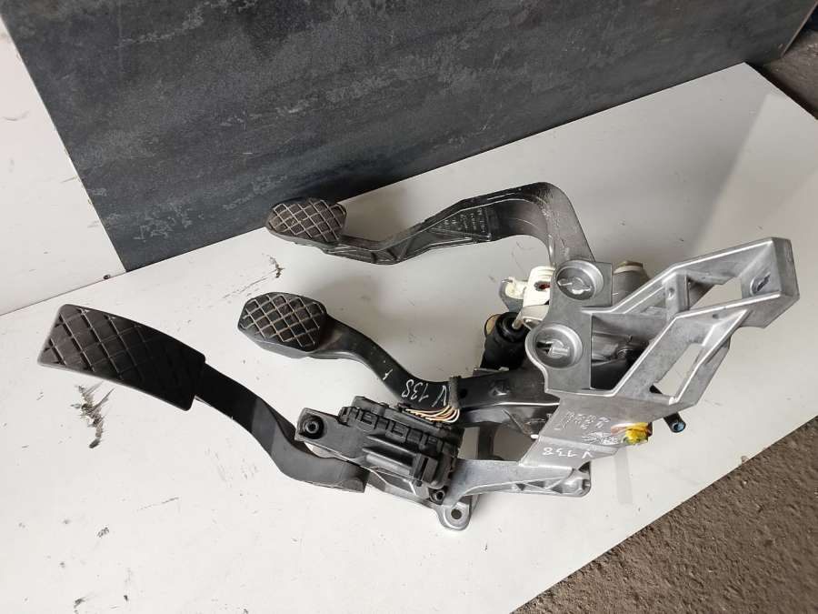 Педаль сцепления Volkswagen Passat B5 2003г. | Фото № 1 Педаль сцепления Volkswagen Passat B5 2003г. - Фото 1