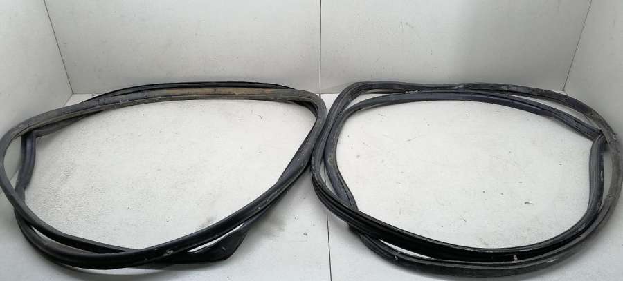 Уплотнитель двери Mitsubishi Lancer 6 1994г. | Фото № 1 Уплотнитель двери Mitsubishi Lancer 6 1994г. - Фото 1