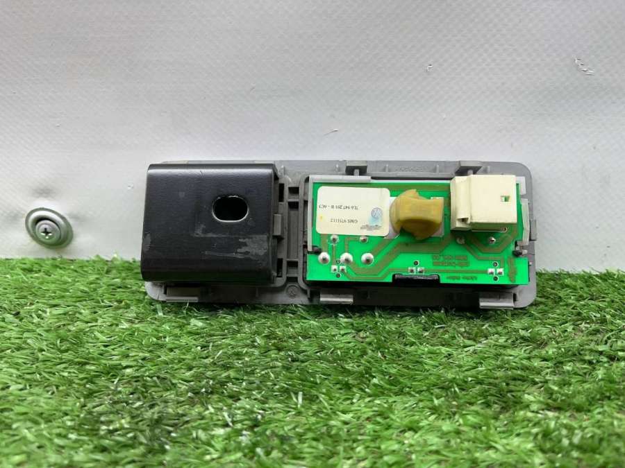 7L6947291 Фонарь салона (плафон) Volkswagen Touareg 1 2005г. | Фото № 5 7L6947291 Фонарь салона (плафон) Volkswagen Touareg 1 2005г. - Фото 5