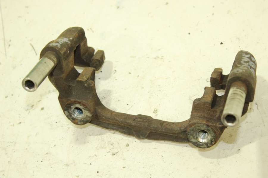 Скоба суппорта заднего Ford Focus 2 restailing 2010г. | Фото № 3 Скоба суппорта заднего Ford Focus 2 restailing 2010г. - Фото 3