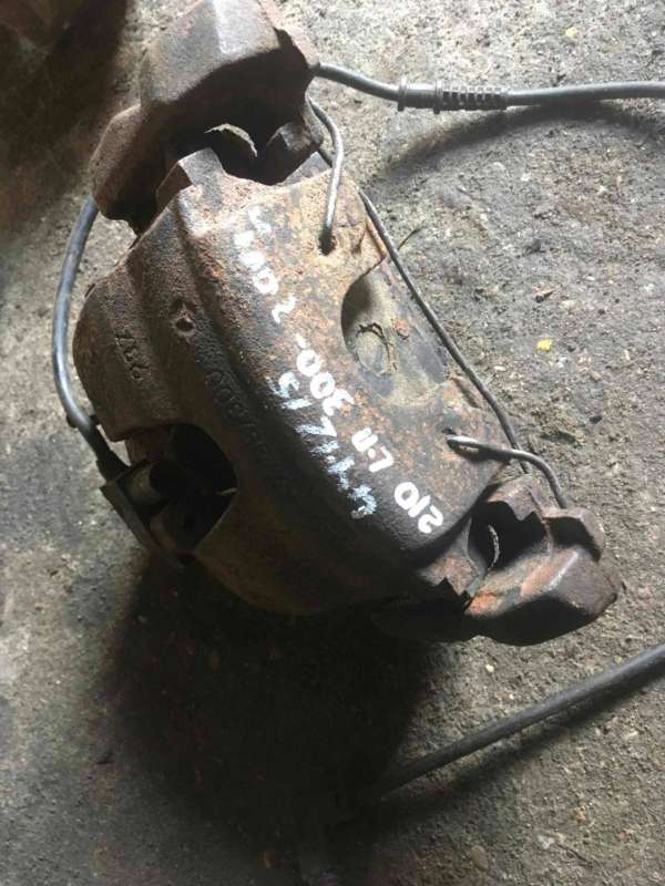 Суппорт тормозной передний левый  Mercedes-Benz E W210/S210 2000г. | Фото № 4   Суппорт тормозной передний левый  Mercedes-Benz E W210/S210 2000г. - Фото 4