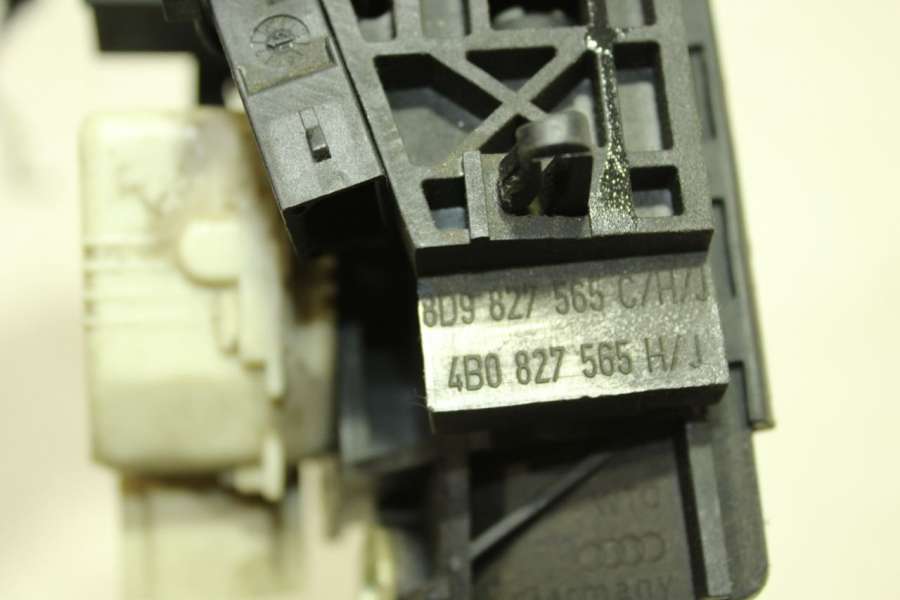 8D9827565C4B0827565H Ручка крышки багажника Audi A6 C5 (S6,RS6) 2003г. | Фото № 4 8D9827565C4B0827565H Ручка крышки багажника Audi A6 C5 (S6,RS6) 2003г. - Фото 4