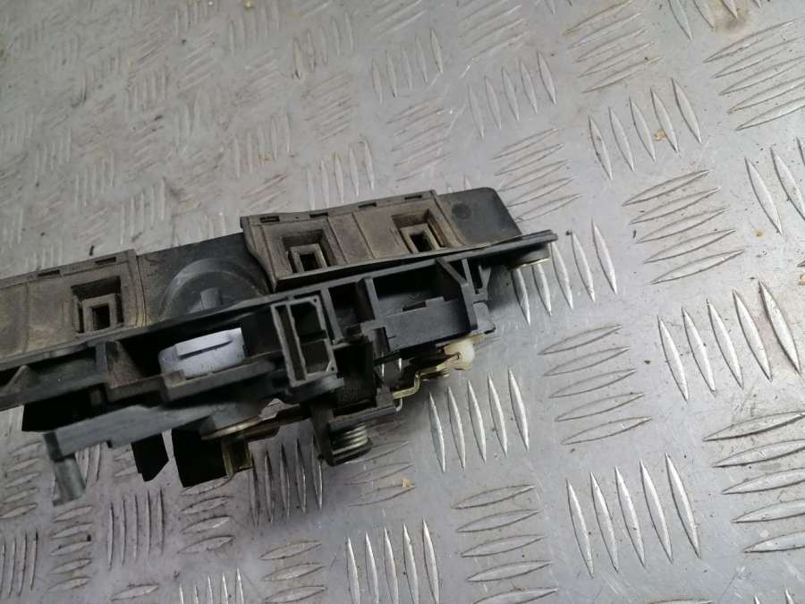 8D9827565C4B0827565H Замок крышки багажника Audi A6 C5 (S6,RS6) 2001г. | Фото № 6 8D9827565C4B0827565H Замок крышки багажника Audi A6 C5 (S6,RS6) 2001г. - Фото 6