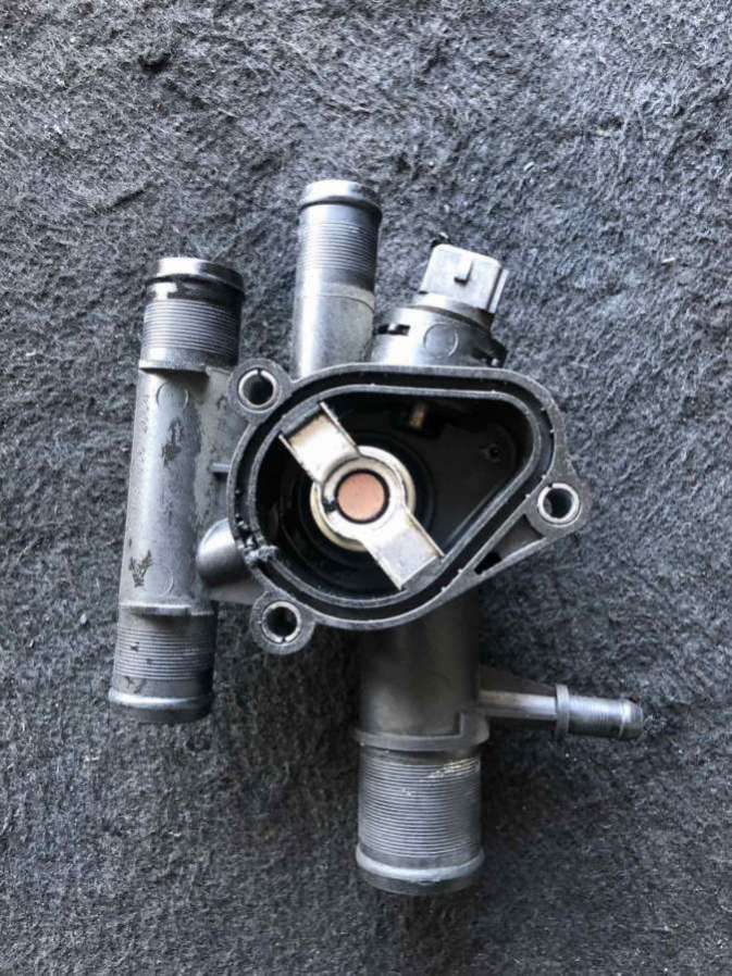 Корпус термостата Renault Kangoo 1 2004г. | Фото № 1 Корпус термостата Renault Kangoo 1 2004г. - Фото 1